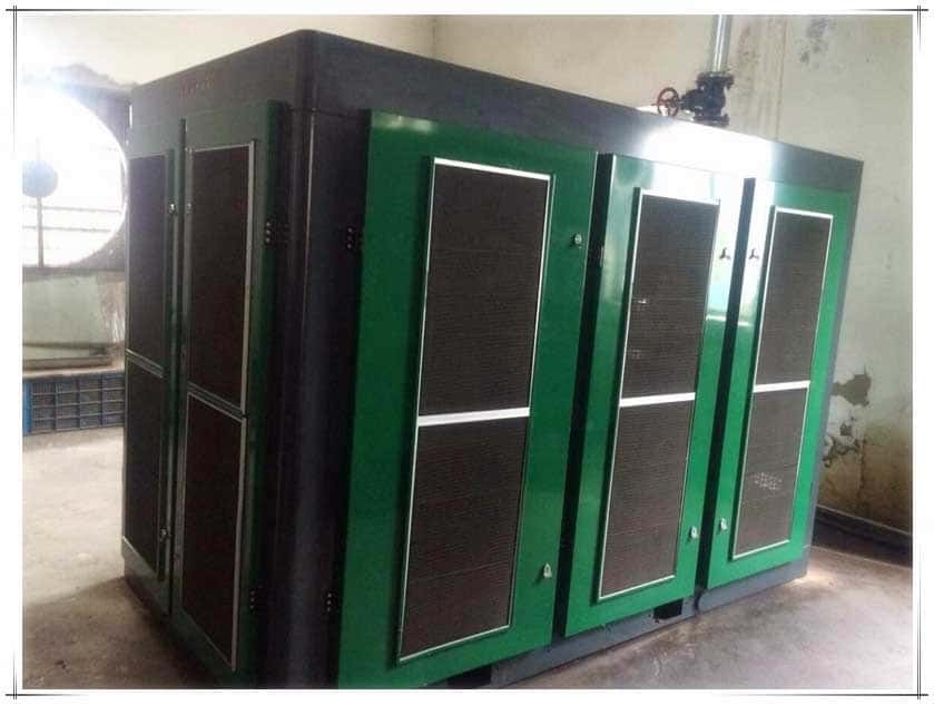 工程師在調(diào)試薩震永磁變頻90kw雙級壓縮空壓機