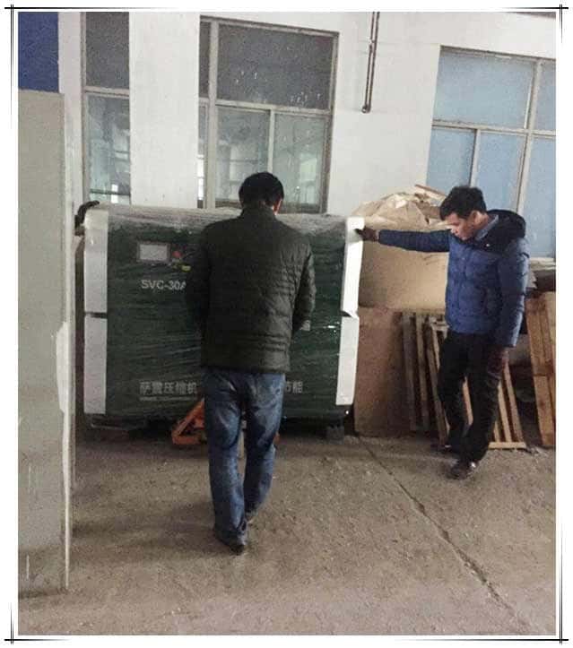 薩震工作人員在安裝空壓機