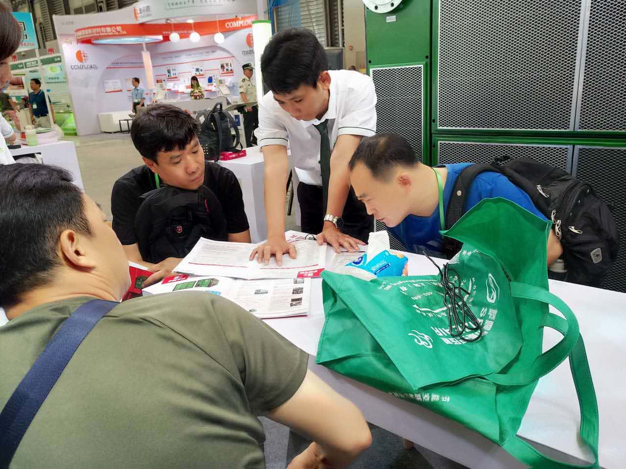 薩震銷售天使給客戶講解薩震空壓機