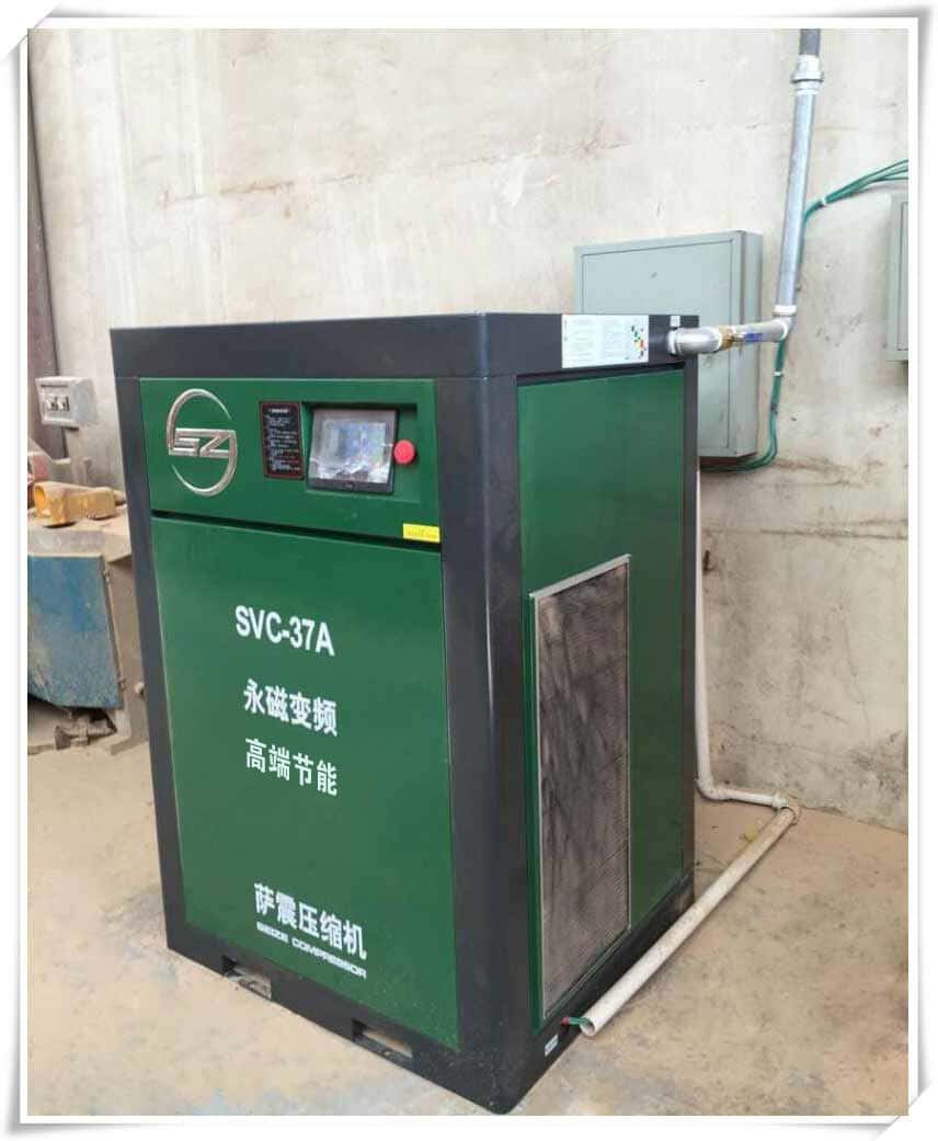 客戶與薩震空壓機合影1