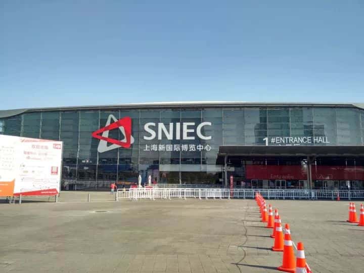 上海新國際博覽中心1號門,薩震節能空壓機拍攝