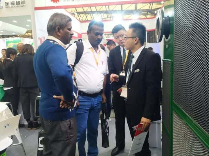 國外訪客在薩震節能空壓機機器前駐足交流