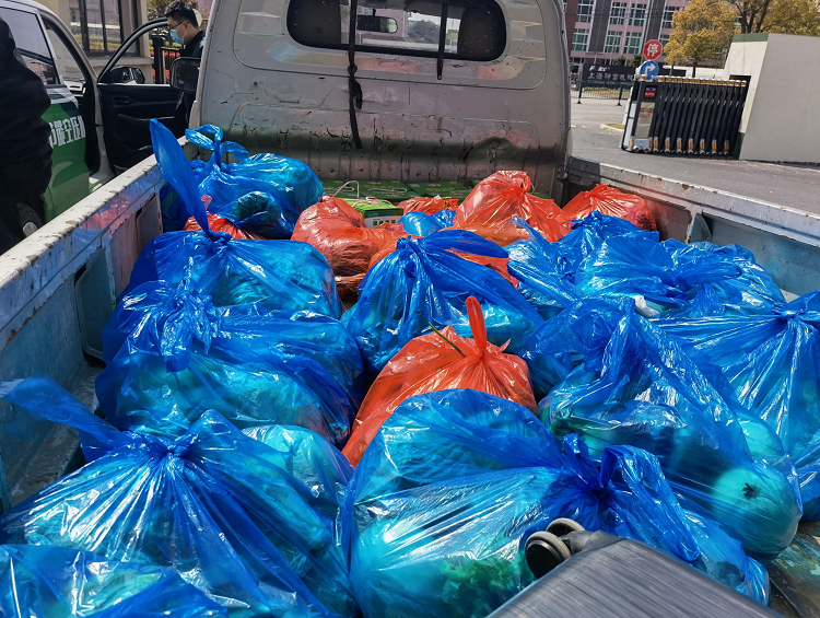 薩震公司安排車輛送菜到封控人員小區(qū)門口