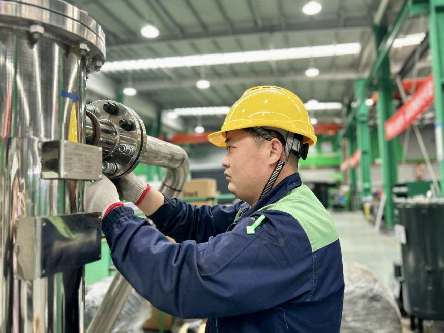 薩震節能空壓機車間工作